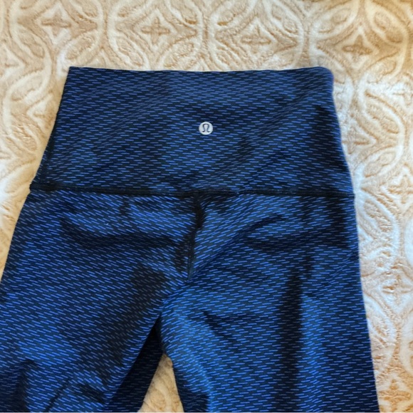 Lululemon High-Rise Blue Patterned Leggings | Size 6 - Picture 3 of 5